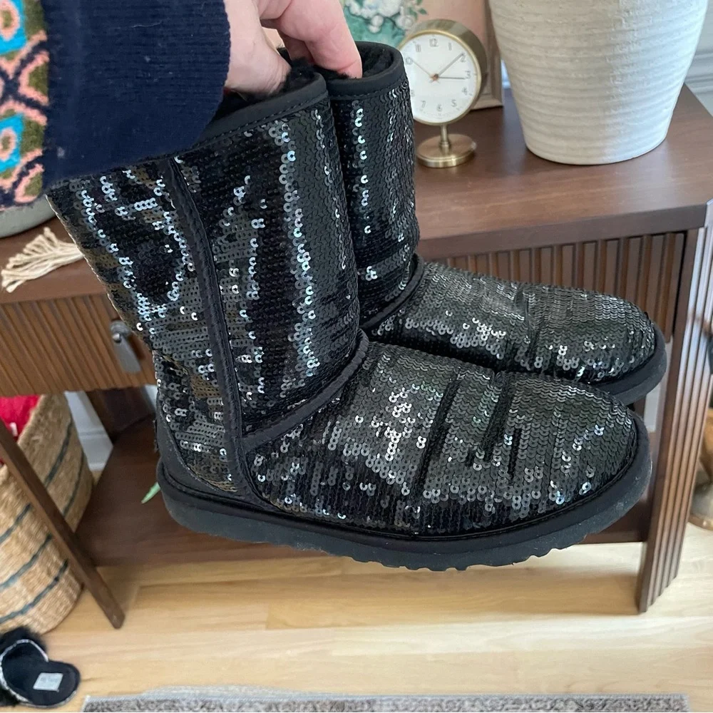EUC BLACK UGG CLASSIC SHORT SEQUIN BOOTS Size 6